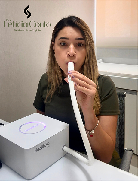 Dra-Leticia-demonstrando-o-aparelho-do-teste-respiratório Dra-Leticia-demonstrando-o-aparelho-do-teste-respiratório